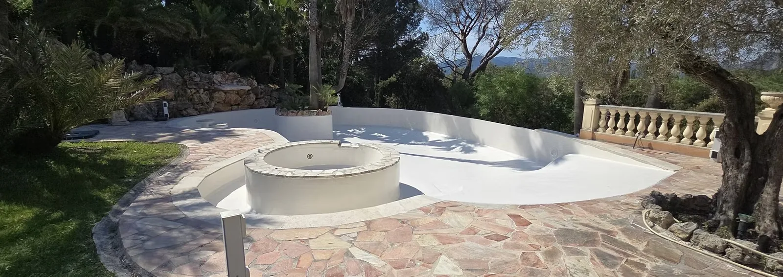 Piscine forme libre rénovée en polyester armé avec finition topcoat gris et spa rond, margelles pierre à Nice – HARTEC SUD