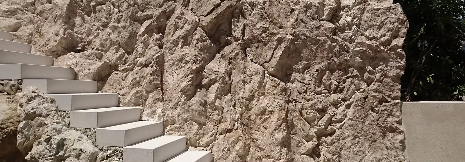 Escalier béton longeant une paroi en faux rocher polyester ultra-réaliste à Nice – HARTEC SUD