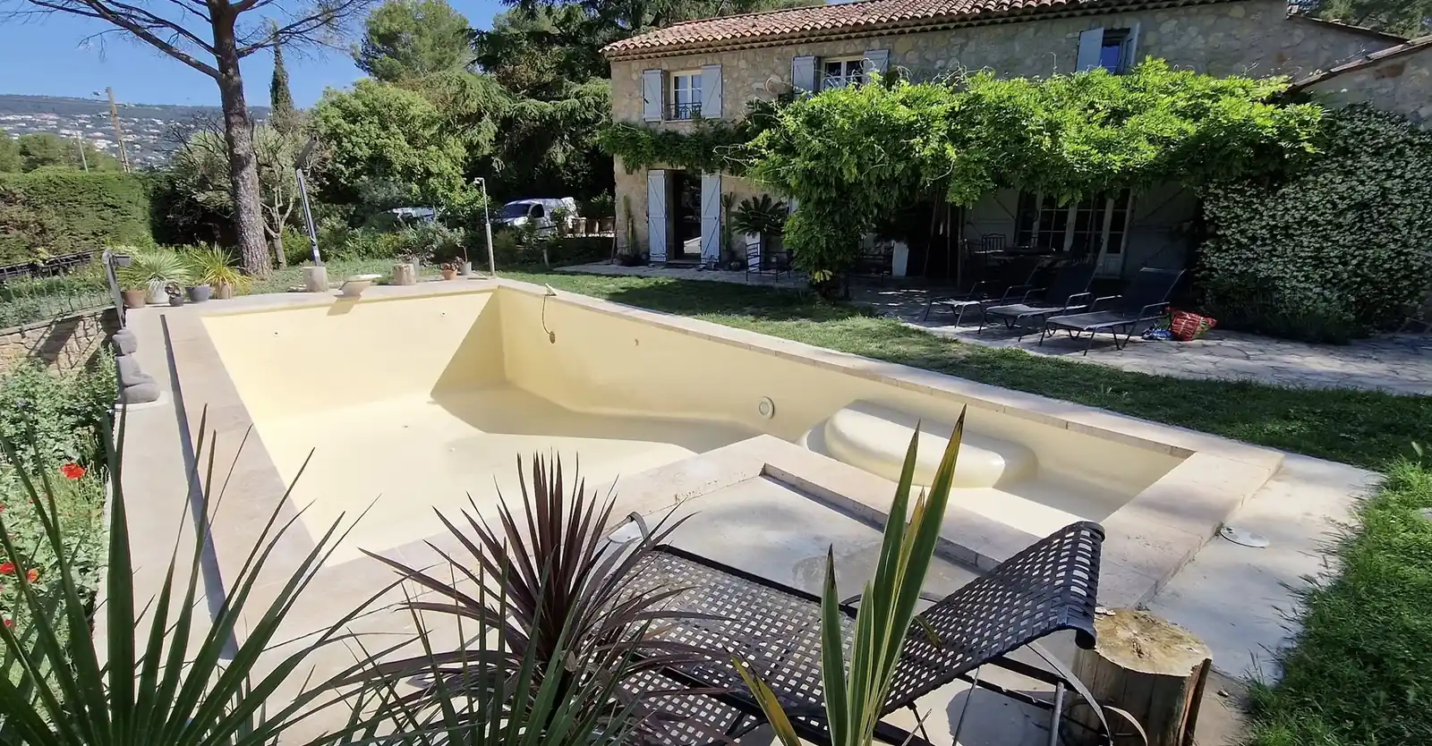 Piscine rénovée en gelcoat beige devant une villa provençale en pierre à Grasse, Alpes-Maritimes – HARTEC SUD