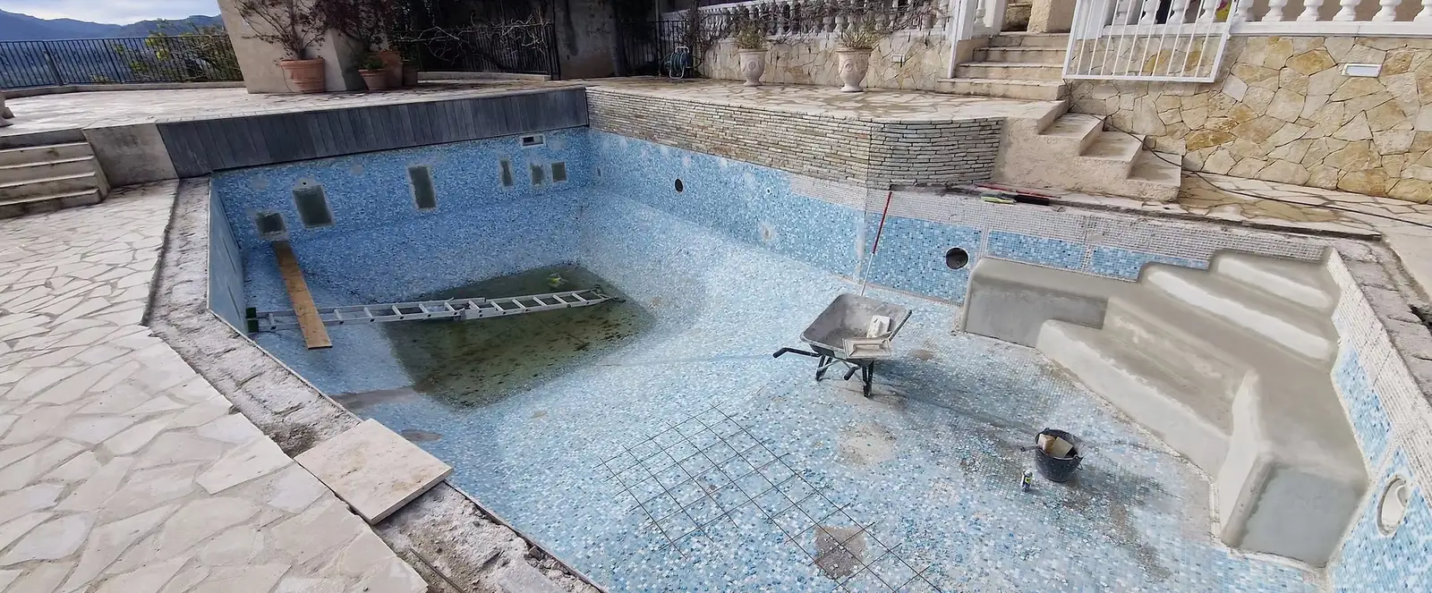 Piscine en mosaïque bleue en cours de rénovation et d'étanchéité polyester sur la Côte d'Azur – HARTEC SUD