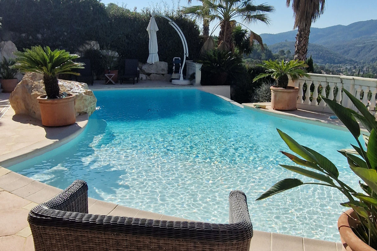 Avant après rénovation piscine polyester – résultat HARTEC SUD